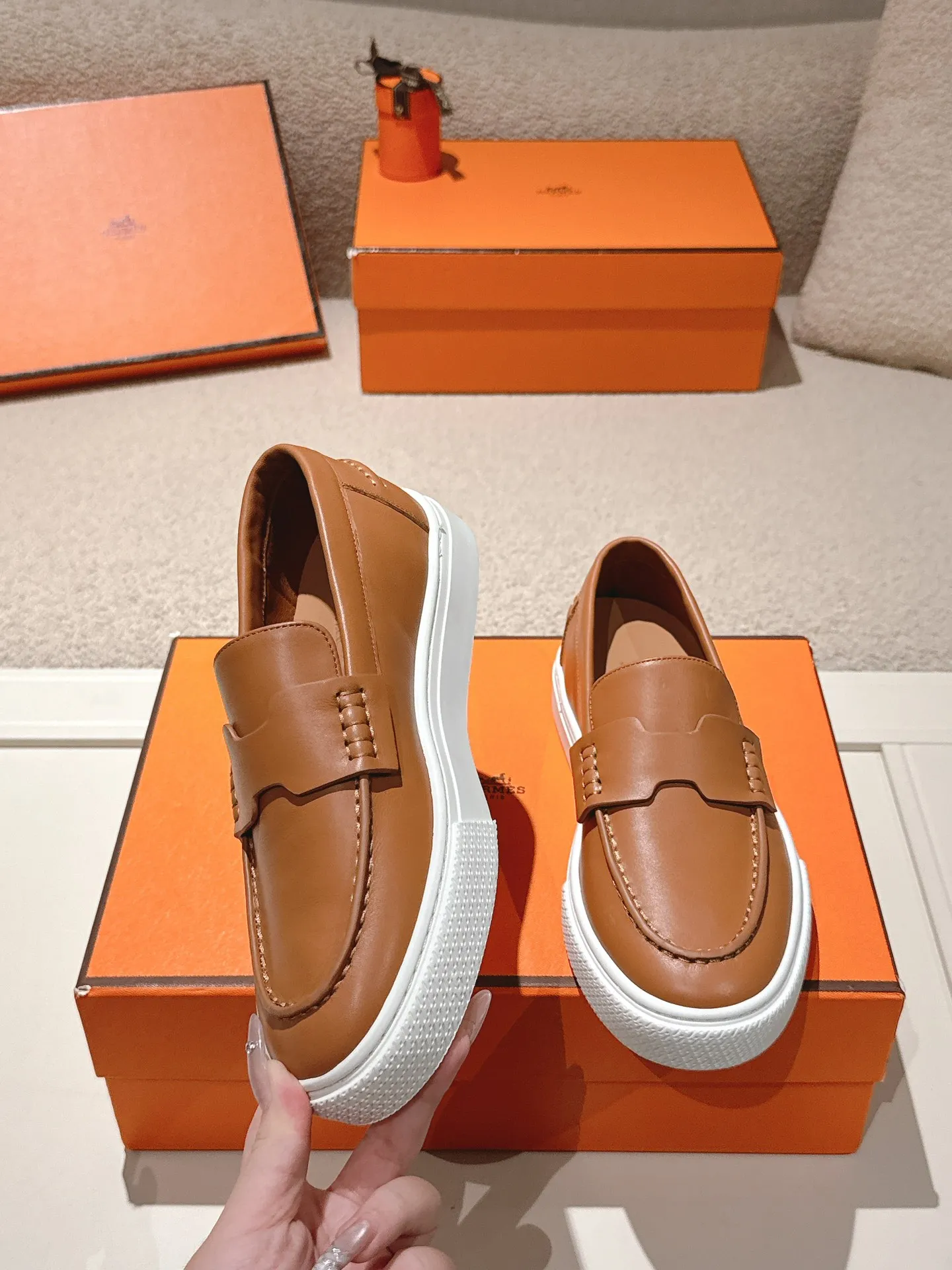 Men's men's shoes P620! Hermes# Thick Sole Couple Loafers These lace-up free sneakers in calfskin and washed denim feature signature "H" details. The design is simple and smooth, creating a fashionable urban look. It is comfortable and versatile. H family classics are not outdated, and the delivery counter is beautifully packaged🛍📦 Fabric: Original customized washed denim/first-layer cowhide Lining: Imported soft sheepskin Sole: Original open-molded anti-slip TPU material Size: 35-45